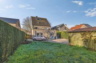 <p>Voor meer info of bezoek, bel 02/884.23.23 – <strong>Unieke opbrengsteigendom met topligging in het centrum van Vlezenbeek!</strong> Gelegen op het Gemeenteplein geniet dit pand van een <strong>uitstekende visibiliteit</strong> en een centrale ligging in een levendige omgeving met passage en parkeermogelijkheden in de buurt.</p><p>Het gebouw bestaat uit een <strong>commerciële handelsruimte op het gelijkvloers</strong>, ideaal voor winkel, kantoor of vrij beroep, aangevuld met <strong>twee appartementen</strong> op de verdiepingen met elk een garagebox. Hierdoor is dit pand bijzonder interessant voor investeerders die op zoek zijn naar een <strong>stabiele huuropbrengst</strong> of naar een combinatie van eigen gebruik en verhuur.</p><p>Dankzij de strategische ligging in het hart van Vlezenbeek, vlakbij winkels, horeca en verbindingswegen, biedt deze eigendom tal van mogelijkheden en een sterk potentieel op lange termijn. </p><p><strong>Troeven:</strong></p><ul><li><p>Topligging op het Gemeenteplein</p></li></ul><ul><li><p>Zeer goede zichtbaarheid en passage</p></li><li><p>Handelsruimte op het gelijkvloers</p></li><li><p>2 appartementen</p></li><li><p>Interessante investering met goed rendement</p></li><li><p>Veelzijdige gebruiksmogelijkheden</p></li></ul><p>Aarzel niet en contacteer ons vandaag nog voor meer informatie of een bezoek ter plaatse! Maatregelen opgenomen in het maatregelenregister: nee.</p>