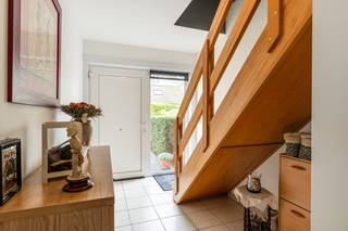 Deze te koop aangeboden woning is perfect onderhouden en is instapklaar, gelegen in de Marcastraat te Wondelgem met ruime woonoppervlaktes en aangenaam wooncomfort.<br /><br /><strong>Ligging:</strong><br />De woning bevindt zich in een rustige straat met goede bereikbaarheid naar winkels, voorzieningen en invalswegen. U woont hier in een zeer aangename omgeving, maar niet ver van het centrum.<br /><br /><strong>Indeling van de woning:</strong><br /><br /><strong>Gelijkvloers:</strong><br />Via de inkomhal met gastentoilet komt u binnen in de ruime woonkamer met eetplaats. Aansluitend bevindt zich de keuken met berging en wasplaats die uitkijkt op de tuin. Er is ook nog een grote inpandige garage voorzien<br /><br /><strong>1<sup>e</sup> verdieping:</strong><br />Op de verdieping is er een praktische nachthal, 3 volwaardige slaapkamers, apart toilet en een badkamer.<br /><br /><strong>Zolder:</strong><br />Boven de gehele woning ligt een zolderruimte die volledig werd geïsoleerd en veel bergplaats biedt.<br /><br /><strong>Buitenruimte:</strong><br />De woning heeft een een aangelegde en verzorgde tuin waar u kan genieten van rust en privacy en een zonnig terras. Vooraan de woning is er een ruime oprit voorzien met voortuin.<br /><br />De woningen zijn momenteel verhuurd en bieden dus ook een mogelijkheid voor een stabiele investering.<br /><br /><strong>Extra troeven:</strong><br />✅ Goed onderhouden woningen<br />✅ EPC-label C – en volledig asbestvrij<br />✅ Garage en private oprit<br />✅ Perfect onderhouden en kwalitatief afgewerkt<br />✅ Gunstige en rustige ligging<br /><br />Deze woning is een ideale match voor wie zoekt naar wooncomfort met de nodige ruimte en privacy.<br /><br /><strong>De bezoekdag voor deze woning is donderdag 11 juni omstreeks 19u. De verkoop zal worden gehouden onder het principe van gesloten omslag. Het bodformulier en het regelement staan als bijlage downloadbaar op de website of is via mail te verkrijgen.</strong><br />