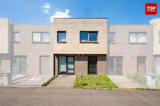 In een rustige, kindvriendelijke buurt, op wandelafstand van supermarkten, winkels, openbaar vervoer, sport- en recreatiefaciliteiten én het prachtige natuurgebied de Bourgoyen, stellen we u met plezier deze instapklare woning voor.<br /><br />Binnenin geniet je van een comfortabele indeling met onder andere een volledig uitgeruste keuken, voorzien van moderne toestellen. Twee praktische bergingen zorgen voor extra opbergruimte, waarvan één met aansluitingen voor wasmachine en droogkast.<br /><br />De woning beschikt momenteel over drie volwaardige slaapkamers op de eerste verdieping.<br />Achteraan is de aangename tuin vlot bereikbaar met een fietsweg.<br />Verwarming gebeurt via een energiezuinige gaswand condensatieketel.<br /><br />Als troef is er de overdekte staanplaats.<br /><br />Deze woning vormt een ideale opportuniteit voor wie op zoek is naar wonen op een gunstige ligging, met zowel natuur als stad binnen handbereik.<br /><br />Beschikbaar ten laatste 30/06/2026