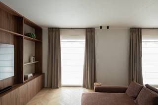 <p>Op één van de meest gegeerde locaties van het échte Antwerpse Zuid, met zicht op de statige Gedempte Zuiderdokken en het vernieuwde Zuidpark, bevindt zich dit uitzonderlijk designappartement op de eerste verdieping van een kleinschalig project. Een residentie voor wie bewust kiest voor rust, esthetiek en verfijnd wooncomfort.</p>
<p>Achter een charmante gevel ontvouwt zich een totaalconcept, volledig ontworpen en tot in de puntjes afgewerkt. Hier geen compromissen, maar een doordachte samenhang van hoogwaardige materialen, maatwerk en tijdloze elegantie. Elk element werd zorgvuldig geselecteerd en perfect op elkaar afgestemd, waardoor een warme en serene woonbeleving ontstaat.</p>
<p>De leefruimte geniet van een overvloed aan natuurlijk licht en vloeit harmonieus samen met een stijlvol ingericht interieur waar comfort en esthetiek elkaar versterken. Aansluitend bevindt zich de ruime keuken, uitgerust met inbouwtoestellen van topkwaliteit en ontworpen als een volwaardige leefkeuken die uitnodigt tot samen koken en genieten. Het gezellige terras biedt een aangename buitenplek waar u in alle rust kan ontspannen.</p>
<p>Het appartement beschikt over twee volwaardige slaapkamers, elk ontworpen als een private suite met een eigen dressing en een ensuite badkamer.</p>
<p>Als kers op de taart beschikt het appartement over een bijhorende ondergrondse parkeerplaats, die het dagelijkse comfort extra verhoogt. Optioneel kan bovendien een tweede parkeerplaats worden aangekocht.</p>
<p>Bent u geïnteresseerd in deze parel aan het mooiste park van 't Stad?<br />Contacteer LISTED vandaag nog: +32 3 283 51 51.</p>