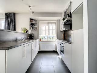 In de Zeelaan te Koksijde vinden we dit prachtig appartement met 2 slaapkamers, 2 badkamers en garagebox (optioneel) te huur. Pal in het centrum en op wandelafstand van de zee.<br /><br /><br />INDELING:<br />> Derde verdieping:<br />- Inkomhal met gastentoilet;<br />- Ruime leefruimte met open keuken en twee balkons;<br />- Keuken voorzien van alle nodige apparaten;<br />- Berging met aansluiting wasmachine;<br />- Slaapkamer 1 met balkon;<br />- Slaapkamer 2 met aansluitende badkamer voorzien van wasmeubel, toilet, bad/douche;<br />- Badkamer voorzien van douche en wasmeubel.<br /><br />> Kelderverdieping:<br />- Kelderberging.<br /><br />TROEVEN:<br />- TOPlocatie;<br />- Vlakbij zee en de winkelstraat van Koksijde;<br />- Twee volwaardige slaapkamer met eigen badkamer;<br />- Garagebox (optioneel).<br /><br />Gemeenschappelijke kosten: + €105,-/maand (inclusief €30,-/maand voorschot water)<br />Beschikbaar vanaf 01/10/2026<br /><br />Ben je geïnteresseerd in dit pand te huur in Koksijde? Ga naar de website www.dewaele.com, klik op het pand dat je wenst te huren. Via de rode knop "vraag je bezoek aan" vragen we u kort een profiel in te vullen. Daarna nemen we contact op voor een bezoek. Telefonisch kunnen er geen afspraken gemaakt worden.<br /><br />