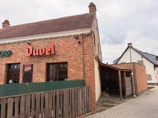 In het hartje van Itegem bevindt zich dit te renoveren handelspand met woonst, ideaal voor wie wonen en werken wil combineren.Indeling:Handelsruimte...