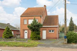 <strong><span>GELIJKVLOERS</span></strong><br /><span>Inkomhal 7 m² op tegel. Leefruimte 20,5 m² op tegel met mazoutkachel. Voorplaats 12 m² op tegel. Keuken 18 m² op tegel. </span><br /><span>Stal 13,5 m² en schuur 14,5 m² met zolder 28 m².<br /></span><br /><em><strong><span>Bergkelder 6 m² op beton.</span></strong></em><br /><em><strong><span>Tuin met externe garage 15 m² en tuinberging 25 m² op beton.</span></strong></em><br /><br /><strong><span>EERSTE VERDIEPING</span></strong><br /><span>Overloop 8,5 m² op linoleum. <span>Eerste slaapkamer 6 m²</span> op linoleum. <span>Tweede slaapkamer 11 m²</span> op linoleum. <span>Derde slaapkamer 13 m²</span> op linoleum.</span><br /><br /><strong><span>TWEEDE VERDIEPING</span></strong><br /><span>Zolder 37 m² te bereiken met vaste trap.</span><br /><br /><strong><span>BIJZONDERHEDEN</span></strong><br /><span>Enkele en dubbele beglazing in PVC en houten schrijnwerk. Manuele rolluiken. Stookolie (mazoutkachel). Bovengrondse stookolietank.</span><br /><br /><strong><span>POSITIEVE ASPECTEN</span></strong><br /><span>Unieke perceeloppervlakte</span><br /><span>Te renoveren naar eigen smaak</span><br /><span>Centrale locatie</span><br /><span>Zolder met vaste trap en mogelijkheid tot extra kamers</span><br /><span>Diverse mogelijkheden</span>