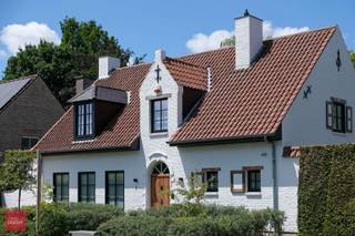 Inkom met gastentoilet en vestiaire, ruime living met parket, open haard en ingebouwkasten, eetkamer met parket, luxueus ingerichte keuken met...