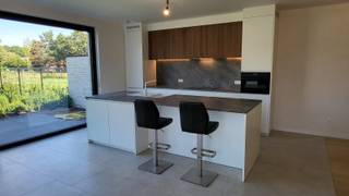 Prachtige HOB nieuwbouwwoning (2024) met 3 slaapkamers te Kalmthout! Bij het betreden van de woning kom je in een ruime inkomhal met een...