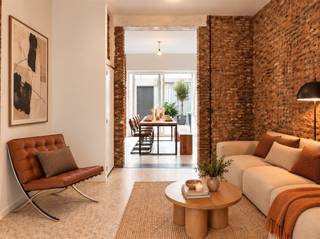 <p>49 m², een flinke dosis karakter en een interieur dat meteen goed zit.</p><p>In de Erwtenstraat 25/001 vind je een gelijkvloers appartement waar authentieke details en een frisse, moderne afwerking elkaar perfect aanvullen. Compact in oppervlakte, maar verrassend sterk in uitstraling.</p><p>De leefruimte heeft precies die warme, rauwe sfeer die dit appartement zo bijzonder maakt. Originele bakstenen muren, karaktervolle houten balken en een mooie lichtinval zorgen voor een interieur met persoonlijkheid. De open keuken met witte kasten, houten werkblad en bakstenen achterwand sluit daar naadloos bij aan. Een fijne plek om te koken, vrienden te ontvangen of gewoon lekker thuis te zijn.</p><p>Aan de straatzijde ligt de slaapkamer, met grote ramen die het daglicht mooi binnenhalen. Ook hier komen de authentieke materialen helemaal tot hun recht. De badkamer is strak en eigentijds afgewerkt, met een inloopdouche, zwarte accenten en opnieuw die prachtige bakstenen muur.</p><p>Achteraan wacht nog een fijne extra: **toegang tot een gedeelde koer**. Een aangename buitenplek om even van de stad te ontsnappen.</p><p>En die stad? Die ligt gewoon aan je voeten. Vanuit de Erwtenstraat zit je vlak bij Park Spoor Noord, het Eilandje en het bruisende Antwerpse stadsleven.</p><p>**49 m² | 1 slaapkamer | 1 badkamer | gedeelde koer | EPC B**</p><p>**Vraagprijs: €179.000**</p><p>Rechtstreeks te koop van eigenaar.</p><p>Interesse om dit appartement zelf te ontdekken? Bel gerust voor een bezoek op **0456 83 87 68**.</p>