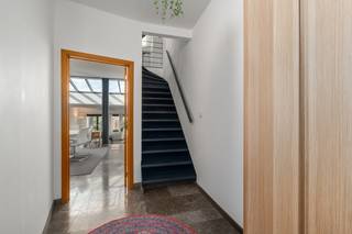 <p>[[ DIT PAND NEEMT DEEL AAN DE ERA OPEN HUIZEN DAG OP 19/9 VAN 11:00 TOT 12:00 ]]</p><p><strong>Charmante gesloten bebouwing in het centrum van Zaventem, nabij openbaar vervoer en het station.</strong></p><p>Deze woning uit 1932 combineert karakter met hedendaags comfort en een praktische indeling. De ruime woonkamer van meer dan 43 m² zorgt voor een aangename leefruimte met veel mogelijkheden. Dankzij het EPC-label B, de conforme elektrische installatie en het ontbreken van asbest geniet je hier van extra gemoedsrust. Met twee badkamers is de woning bovendien bijzonder praktisch voor gezinnen of wie extra comfort zoekt. De mooie tuin van 60 m² en het zonnige terras maken het geheel compleet en bieden een fijne buitenruimte in een centrale ligging nabij invalswegen.</p><p><br /></p><p><strong><u>Belangrijkste ruimtes:</u></strong></p><p>• Inkomhal (7,2 m²) met toegang tot de leefruimtes</p><p>• Ruime woonkamer (43,4 m²) met aangename lichtinval</p><p>• Keuken (8,2 m²) met praktische indeling</p><p>• Bureel (4,8 m²), ideaal voor thuiswerk</p><p>• Badkamer (9 m²) met comfortabele inrichting</p><p>• Tweede badkamer (2,5 m²)</p><p>• Apart toilet</p><p>• Slaapkamer (12,9 m²)</p><p>• Slaapkamer (13,8 m²)</p><p>• Terras (15 m²) aansluitend op de tuin</p><p>• Tuin van 60 m²</p><p>• Kelder (17,9 m²) met extra bergruimte</p><p><br /></p><p><strong><u>Troeven:</u></strong></p><p>• EPC B, conforme elektriciteit en geen asbest</p><p>• Twee badkamers voor extra comfort</p><p>• Mooie tuin en terras in een centrale ligging</p><p><br /></p><p>Meer informatie of een bezoek met Joery Van De Gucht? Contacteer ons via +3223351115</p><p>JOUW DROOMHUIS. ZO GEVONDEN!</p>