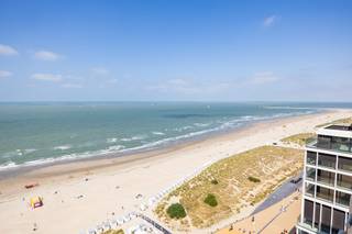 <p>Te koop: ruim appartement met 3 slaapkamers op de Zeedijk van Nieuwpoort.</p>

<p> </p>

<p>Dit appartement, biedt een comfortabele indeling met drie volwaardige slaapkamers, ideaal voor gezinnen of wie extra ruimte zoeken. Dankzij de centrale ligging geniet u van alle voorzieningen op wandelafstand, terwijl er bovendien een optie is om een garage in het gebouw aan te kopen. De toeristische zone en het levendige stadscentrum maken dit een aantrekkelijke woon- en investeringslocatie.</p>

<p> </p>

<p>Belangrijkste ruimtes:</p>

<p>• Gezellige woonkamer met aanpalend terras</p>

<p>• Functionele keuken met voldoende opbergruimte</p>

<p>• Drie slaapkamers</p>

<p>• Badkamer met douche en wastafel</p>

<p>• Apart toilet</p>

<p>• Inkomhal met vestiaire</p>

<p>• Zongericht terras aan de achterkant van het gebouw</p>

<p> </p>

<p>Troeven:</p>

<p>• 3 slaapkamers</p>

<p>• Optie tot aankoop garage in de omgeving</p>

<p>• Centraal gelegen nabij winkels, horeca en openbaar vervoer</p>

<p> </p>

<p><strong>OPEN DEUR MOMENT ZATERDAG 25/07/26 VAN 11u tot 12u30</strong></p>

<p>Neem vandaag nog contact op met je ERA-makelaar voor een bezoek.</p>

<p>058 222 222 of op gert@eraservimo.be</p>

<p> </p>

<p>JOUW DROOMAPPARTEMENT. ZO GEVONDEN!</p>