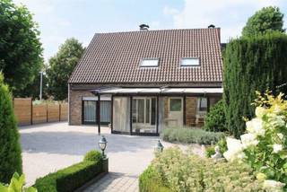 Deze zeer verzorgde woning is zeer gunstig en centraal gelegen, vlakbij het centrum met winkels (Delhaize, Aldi) en horeca. Ze leent zich perfect tot gelijkvloers wonen want er is een badkamer en een slaapkamer op het gelijkvloers. Op de verdieping zijn er 2 ruime kamers, die perfect kunnen dienen als polyvalente ruimte, slaapkamers, of als een soort kangoeroewoonst: ouders beneden bv en kinderen / jeugd / adolescenten boven : ), voor logés, als hobbyruimte. Op de verdieping is een toiletruimte met lavabo voorzien; hier kan een extra badkamer van gemaakt worden. Verder nog de ruime sfeervolle woonkamer op parketvloer en met mooie sierschouw, lichte moderne keuken, en grote veranda met zicht op de tuin. Badkamer met recente inloopdouche, toilet en badkamermeubel. Ruime sfeervolle woonkamer op parketvloer, en mooie sierschouw. Bijkeuken / wasplaats met verschillende inbouwkasten. Verder nog een handige voorraadberging naast de keuken. De tuin is onderhoudsvriendelijk aangelegd en heeft een privaat karakter. Ruim parkeergelegenheid op het terrein. Grote vrijstaande garage. Echt een woning met heel veel mogelijkheden, en waar je tot op latere leeftijd in kan blijven wonen owv de faciliteiten op het gelijkvloers. Niet gelegen in een overstromingsgebied. P-score:C - G-score: A - Geen erfgoed.