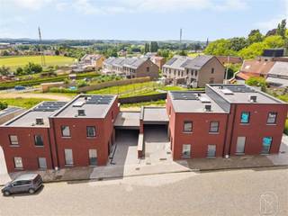 <article><div><div><div><div><div><div><p><strong>Ontdek dit kleinschalig project van 4 energiezuinige woningen waar comfort, kwaliteit en toekomstgericht wonen centraal staan.</strong></p><p>Deze <strong>moderne BEN-woningen</strong> zijn gebouwd volgens de hoogste normen en uitgerust met de <strong>nieuwste technieken</strong> op vlak van energiezuinigheid en wooncomfort. Denk aan optimale isolatie, ventilatiesystemen, hoogwaardige beglazing en duurzame installaties die zorgen voor <strong>lage energiekosten</strong> én maximaal woonplezier.</p><p>Elke woning biedt een <strong>ruime bewoonbare oppervlakte van 144 m²</strong>, ideaal ingedeeld voor gezinnen die op zoek zijn naar licht en ruimte. Bovendien liggen de woningen op <strong>zuidwestgerichte percelen van 256 m² tot maar liefst 791 m²</strong>. Hierdoor geniet je het hele jaar door van <strong>overvloedige natuurlijke lichtinval</strong> en <strong>zonovergoten tuinen</strong> – perfect voor wie houdt van buitenleven, ontspanning en privacy.</p><p><strong>Extra troef:</strong> indien je voldoet aan de wettelijke voorwaarden, kan je deze woning <strong>aankopen aan het verlaagde btw-tarief van 6%</strong>, wat een aanzienlijke financiële besparing oplevert.</p><p><strong>Kortom:</strong> deze ontwikkeling combineert hedendaags design met duurzame technologie, royale ruimtes en een uitstekende ligging. De ideale keuze voor wie toekomstgericht en energiezuinig wil wonen in een mooie, groene omgeving.</p><p>Wil je meer info, plannen inkijken of een bezoek inplannen? Neem gerust contact op: emiel@immobeguin.be</p></div></div></div></div><div></div><div><div></div></div></div></div></article><div></div>