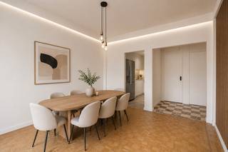 Op een boogscheut van het Stadspark vinden we dit ruime appartement terug op de 4e verdieping, te bereiken via de lift of trap. <br /><br />We betreden het appartement via de ruime inkomhal met ingemaakte kasten, met aansluiting voor de wasmachine. Aan de voorzijde van het appartement bevindt zich de ruime leef -en eetruimte op een authentieke houten blokjesparketvloer met een goede lichtinval dankzij de grote raampartijen. Vanuit de leefruimte hebben we een mooi zicht over de straat en creëert het een gevoel van ruimte doordat aan de overkant van de straat open is met veel groen. <br /><br />Aansluitend vinden de de recent gerenoveerde keuken, voorzien van inductiekookplaat met ingebouwde dampkap, combi oven en heteluchtoven, een vaatwasser. Handig is het balkon dat aansluit aan de keuken. <br /><br />Achteraan de woning vinden we nog 2 slaapkamers terug, een apart toilet en de badkamer. De badkamer is voorzien van een inloopdouche en een lavabomeubel. Zowel de badkamer als het aparte toilet werden ook recent gerenoveerd. <br /><br />De grote slaapkamer geeft toegang tot het ruime zonnige terras aan de achterkant. 
