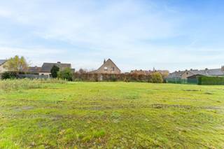 Realiseer jouw droomwoning in Kortemark.
Ben je op zoek naar een bouwgrond voor open bebouwing in Kortemark? Ontdek deze bouwgrond aan de Sneppestraat: hier woon je vlak bij het centrum, met alles binnen handbereik: winkels op slechts 1 km, scholen (basis- en secundair onderwijs) op 600 m, en openbaar vervoer met een bushalte op 450 m en het station op 1,3 km afstand. Je vindt de ingang van de verkaveling ter hoogte van Sneppestraat 48.

Dit villaperceel van 435 m² biedt volop mogelijkheden om jouw ideale woning te realiseren. Of je nu kiest voor één of twee bouwlagen, een vlak of hellend dak – wij bouwen jouw nieuwe, energiezuinige woning volledig op maat én tegen een vaste prijs.

Laat je inspireren!
Neem contact met ons op om de mogelijkheden te ontdekken. Vraag bovendien jouw gratis inspiratieboek aan: 250 pagina's boordevol woonideeën, handige tips en praktische plannen.