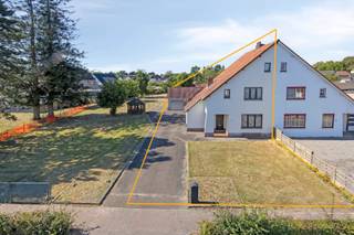 TE RENOVEREN HALFOPEN GEZINSWONING MET 4 SLAAPKAMERS, VEEL BERGRUIMTE EN RUIME GARAGE OP 7A93CA TE HOUTHALEN-OOST!We vinden deze karaktervolle, ruime...