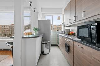 Op de tweede verdieping van een goed onderhouden gebouw vinden we dit mooi, ruim en licht appartement. Het appartement is gelegen op de Prins Boudewijnlaan, met openbaar vervoer, winkels, scholen vlak bij, alsook de belangrijke invalswegen in en rond Antwerpen. <br /><br />We betreden het appartement via de trap of de lift in de inkomhal. Deze is voorzien van ingemaakte kasten die kunnen dienen als vestiaire. Van hieruit heb je toegang tot alle overige ruimtes van het appartement.<br />De grote leefruimte krijgt nog een extra ruim gevoel door het vele licht dat binnen komt via de grote raampartijen. <br />De half open keuken is voorzien van alle hedendaagse comfort. <br />Het appartement beschikt over 2 ruime slaapkamers met ook hier voldoende lichtinval door de grote ramen. <br />Verder geeft de living toegang tot een gezellig terras met west oriëntatie.<br />Naast de slaapkamer ligt de badkamer, uitgerust met een lavabo en Douche. Verder zijn hier ook aansluitingen voor wasmachine voorzien. <br />Tot slot is het appartement ook nog voorzien van een apart toilet.<br /><br />Bijzonderheden: kindvriendelijke wijk Oosterveld, vlotte verbinding Antwerpen-Brussel, openbaar vervoer op wandelafstand, kwalitatieve scholen op wandelafstand, dak conform, ...<br />Aarzel niet om het appartement te komen bekijken! <br /><br />De AO bedragen € 300 per maand (onderhoud gemene delen, elektriciteit gemene delen, provisie water, provisie verwarming syndicus)<br /><br />EPC: 249 kWh/m²/jaar