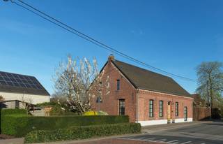 Volledig gerenoveerde, charmante woning met mooie tuinIndeling:Gelijkvloers: Inkom, leefruimte, keuken, berging, wc, bureau, veranda met...