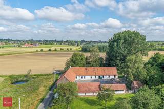 Authentieke hoeve met verschillende volumes palend aan natuurgebied. Er is een residentiële functie aanwezig (geen bestemmingswijziging nodig voor private bewoning).<br />De hoeve staat op de lijst van bouwkundig erfgoed, aarzel niet ons te contacteren omtrent de voorschriften.