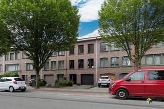 <p><span>Nieuwdreef 194 - Merksem</span></p><p><span> </span></p><p><span>Ruime bel-etage (180 m²) met 4 a 5 slaapkamers, tuin en terras in Merksem.</span></p><p><span>Deze verzorgde bel-etage is gunstig gelegen in de Nieuwdreef, op een boogscheut van de Bredabaan en het Runcvoortpark. Dankzij de centrale ligging geniet je hier van een uitstekende bereikbaarheid met het openbaar vervoer, het velo-deelsysteem en de wagen. Ook winkels, supermarkten en andere voorzieningen bevinden zich vlakbij.</span></p><p><span>De woning verkeert in goede staat en biedt dankzij haar ruime oppervlakte en praktische indeling tal van mogelijkheden voor gezinnen of voor wie nood heeft aan extra ruimte. In 2012 werd het dak geïsoleerd, in 2018 werd de keuken vernieuwd en in 2019 werd een hoogrendementsketel geplaatst. Bovendien zijn alle ramen voorzien van rolluiken.</span></p><p><span>Je komt binnen in de ruime inkom- en traphal met achteraan een praktische ingemaakte vestiairekast. Rechts bevindt zich de ruime garage van 26 m² met sectionale poort. Achteraan op het gelijkvloers zijn er nog een berging/wasplaats (6 m²) en een extra kamer van 14 m² aanwezig — ideaal als slaapkamer, bureau, hobby- of praktijkruimte.</span></p><p><span>Op de eerste verdieping bevindt zich de lichtrijke leefruimte van maar liefst 41 m². Aansluitend ligt de aparte keuken (8 m²), die uitgerust is met alle hedendaagse comfort. Via een schuifdeur bereik je het aangename terras van 14 m² met zuidwestoriëntatie. Van hieruit daal je af naar de gezellige tuin van 66 m². Verder is er op deze verdieping nog een apart gastentoilet aanwezig.</span></p><p><span>De bovenverdieping omvat vier (slaap)kamers van 6 m², 7 m², 11 m² en 14 m². De ruime badkamer (8 m²) is uitgerust met een ligbad, aparte douche, dubbele lavabo en toilet.</span></p><p><span>Ben je op zoek naar een ruime gezinswoning met garage, tuin en tal van mogelijkheden op een centrale locatie? Mis deze kans niet! Bewoonbare opp. 180 m² – ref.: bruto vloeropp. Voor meer info of een gratis schatting surf naar www.hansimmo.be</span></p><p><span> </span></p>