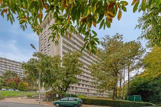 Dit verzorgd appartement op de 10de verdieping aan de Fruithoflaan biedt een prachtig vergezicht over het groen en geniet van veel lichtinval dankzij de grote raampartijen.<br />Het beschikt een riante woon- en eetkamer, keuken, badkamer, een apart toilet, drie volwaardige slaapkamers en een handige kelderberging.  Geniet de hele dag van de zon dankzij de terrassen aan zowel de voor- als achterzijde van het appartement.<br />Er is bovendien de mogelijkheid tot aankoop van een garagebox.<br />Winkels, grootwarenhuizen en openbaar vervoer bevinden zich op wandelafstand, waardoor dit een ideale locatie is voor comfortabel en rustig wonen met alle voorzieningen binnen handbereik.