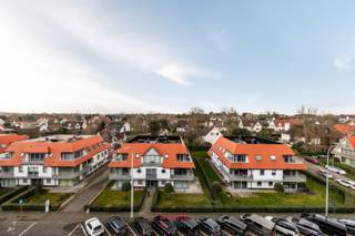 Cette propriété exceptionnelle vous offre beaucoup d'espace : 3 terrasses dont 1 côté sud ; très grand salon avec cuisine ouverte ; toilettes...