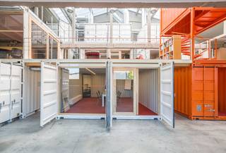 Flexibele kantoorruimtes te huur in een uniek concept te Waregem! Dit gebouw is gelegen in de nabijheid van diverse invalswegen en het openbaar vervoer.Naast het private kantoor beschikt het pand over gemeenschappelijke vergaderzalen, kitchenette, sanitair, douche en ontspanningsruimtes. Het kantoor wordt verhuurd via een all-in prijs per persoon (terbeschikkingstelling).Benieuwd naar meer?https://www.youtube.com/watch?v=doQGf_3PIXQ&t=10sBent u op zoek naar een unieke uitvalsbasis voor jouw kantoor in Waregem? Aarzel dan zeker niet om ons te contacteren op het nummer 056 21 11 11.Dit betreft een terbeschikkingstelling van kantoren met diensten.