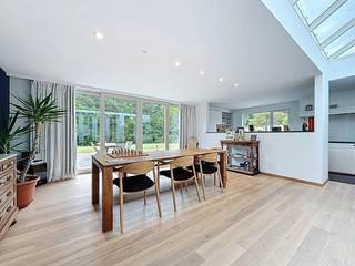 Klassevolle villa op een perceel van 898 m², bestaande uit een ruime inkomhal met apart gastentoilet, lichtrijke leefruimte met zithoek en...