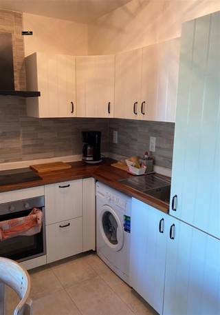 Gezellige studio met slaaphoek.Living met open keuken, slaaphoek, terras, badkamer.Prijs omvat huur met de algemene kosten.Meer Info Bel 050/41.55.50...
