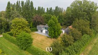 SCHRIJF JE IN VOOR HET EERSTE BEZOEKMOMENT VAN MAANDAG 17 AUGUSTUS VIA ONZE WEBSITE!<br /><br />Ben jij op zoek naar een ruime woning op een perceel van maar liefst 6.095 m² in Kruishoutem? Gevonden!<br /><br />De uitzonderlijk grote tuin, de drie slaapkamers, de twee badkamers en de volledig afgewerkte leefruimte en keuken zijn maar enkele van de vele troeven die we hier terugvinden. Dankzij de ligging vlakbij de E17 geniet je bovendien van een uitstekende bereikbaarheid richting Gent, Kortrijk en de omliggende gemeenten.<br /><br />Deze eigendom biedt een unieke combinatie van een ruim perceel en een bijzonder vlotte verbinding, ideaal voor wie ruimte zoekt zonder in te boeten op bereikbaarheid.<br /><br />Lijkt deze woning wel iets voor jou? Aarzel dan zeker niet en contacteer ons vandaag nog voor meer informatie of een bezoek!