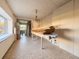 RUIME, DEELS GERENOVEERDE WONING met 7 SLAAPKAMERS, maar liefst 403 M² BEWOONBARE OPPERVLAKTE en tal van mogelijkheden! Deze voormalige loodgieterij beschikt over een VOLLEDIGE ONDERKELDERING, diverse BIJGEBOUWEN en een AUTHENTIEKE SMISSE. Het uitgestrekte perceel van 3.900 M² biedt volop ruimte voor dierenliefhebbers en hobbyisten. Geniet van een RUSTIGE, LANDELIJKE LIGGING met PRACHTIGE VERGEZICHTEN over de velden en bossen van de VLAAMSE ARDENNEN. Een eigendom vol karakter en mogelijkheden, gelegen MIDDEN IN HET GROEN!<br /><br />Adres: Waaienberg 4 te Ronse