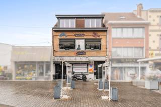 <p><u><strong>Te koop:</strong></u> opbrengsteigendom in het centrum van Zaventem, op wandelafstand van het treinstation en alle voorzieningen.<br /><br />Dit pand, gebouwd in 1972, combineert een ruime handelsruimte met een comfortabel appartement, ideaal als investering. Dankzij de centrale ligging nabij scholen, openbaar vervoer en invalswegen, biedt het tal van mogelijkheden voor zowel commerciële als residentiële doeleinden. De handelsruimte op het gelijkvloers is perfect voor een winkel, kantoor of horeca, terwijl het appartement boven een aangename woonruimte vormt.<br /><br /><u><strong>Belangrijkste ruimtes:</strong></u><br />• Handelsruimte (100 m²) met grote etalage en directe straattoegang<br />• Woonkamer (28 m²) met veel lichtinval<br />• Keuken (23 m²) met ruimte voor eethoek<br />• Badkamer (9 m²) met basisvoorzieningen<br />• Drie slaapkamers (13 m², 14 m², 14 m²)<br />• Terras (33 m²) voor buitenmomenten<br />• Kelder (45 m²) voor extra opslag<br />• Berging (5 m²)<br /><br /><u><strong>Troeven:</strong></u><br />• Centrum Zaventem nabij treinstation<br />• Handelspand + appartement, ideaal voor investering<br />• Veel mogelijkheden voor commerciële en residentiële invulling<br /><br />Meer informatie of een bezoek met Joery Van De Gucht? Contacteer ons via +3223351115<br />JOUW DROOMOPBRENGSTEIGENDOM. ZO GEVONDEN!</p>