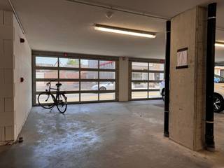 <p><span>Op een toplocatie in het centrum van Wetteren bevindt zich Residentie Clara, een prachtig gebouw op slechts 100 meter van het station en in de directe nabijheid van alle winkels en de markt van Wetteren. <br />We bieden de overdekte autostaanplaats nummer 4 aan, beschikbaar vanaf 01/08.</span></p><p><span> </span></p><p><span>Deze ruime staanplaatsen bieden voldoende ruimte voor het veilig parkeren van personenwagens. <br />De toegang tot de parkings verloopt via de Nieuwstraat en een elektrische poort zorgt voor extra gemak en veiligheid.<br />Huurprijs excl btw. <br /><br /></span><span>Interesse? <br />Graag mailen naar <span>verhuur@immo-zone.be</span></span><span>.</span></p>
