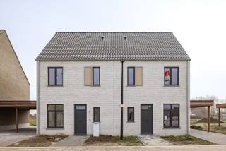 Langs de Elzenstraat in Weelde realiseerde Danneels deze stijlvolle halfopen bebouwing op het lot 15.<br /><br />Rustig gelegen, rechtover de mooie groenzone in onze kindvriendelijke nieuwe woonbuurt.<br /><br />Deze karaktervolle gezinswoning in verfijnd landelijke bouwstijl is heel lichtrijk en heeft o.m. een open ingedeelde woonkamer, ingerichte eilandkeuken en badkamer, 3 ruime slaapkamers. zongerichte tuin met gezellig terras, oprit, carport, ...<br /><br />Het is een zeer energie-efficiënte woning (E-peil 20), uitgerust met een geothermische warmtepomp, vloerverwarming, ventilatie met warmterecuperatie én zonnepanelen.<br /><br />Je houdt je energiefactuur onder controle en betaalt 5 jaar geen onroerende voorheffing. <br /><br />Deze woning kan op korte termijn binnenin worden afgewerkt volgens jouw smaak en voorkeuren. 