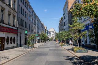 !!! OPENDEURDAG OP WOENSDAG 23/09 VAN 17U TOT 18U30 !!! Dit lichte, gerenoveerde appartement van ± 90 m² ligt op een bevoorrechte locatie in het hart van Elsene, direct aan het zeer gewilde Fernand Cocq-plein, op de 3e verdieping aan de linkerkant van een klein, onlangs opgesplitst familiegebouw.<br />Enkele van de vele troeven: lage lasten (± 16 €/maand), een elektrische installatie die aan de voorschriften voldoet en een EPC-classificatie E+. Momenteel verhuurd voor 1185 €/maand (huurovereenkomst van 1-06-2011).<br />Een comfortabel, licht en instapklaar appartement op een bijzonder gewilde locatie, vlakbij winkels, restaurants, openbaar vervoer en alle voorzieningen van Elsene.<br />Een zeldzaam object op de markt, ideaal zowel voor eigen bewoning als voor een kwaliteitsvolle investering. Ontdek het nu meteen!<br /><br /><em><strong><span>LOT 3A (Aandelen 86/1000)</span></strong></em><br /><br /><span>3e verdieping rechts</span>:<br />
<ul>
<li>Entreehal met toilet</li>
<li>Keuken</li>
<li>Woonkamer</li>
</ul>
<span>Zolderverdieping:</span><br />
<ul>
<li>Slaapgedeelte</li>
<li>Doucheruimte</li>
<li>Slaapkamer 1</li>
<li>Slaapkamer 2</li>
</ul>