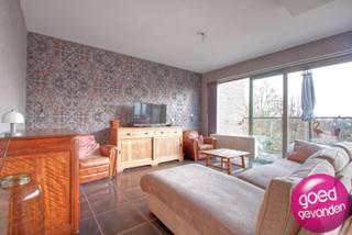 <span><strong>PRACHTIG PENTHOUSE</strong> met <strong>2</strong> <strong>slaapkamers</strong> en <strong>2 terrassen</strong>, gelegen in het Aniciuspark op wandelafstand van het stadscentrum, met ondergrondse <strong>garagebox </strong>en <strong>kelder.</strong></span><br /><br /><strong>LIFT AANWEZIG !</strong><br /><br /><span>Zeer ruime living met open keuken die via grote schuifdeuren overloopt in een ruim terras met prachtig uitzicht over de Graaf, de Basiliek en een uitstekende zuid-westelijke</span><span> oriëntatie. </span><br /><br /><strong>INDELING<br /><br /></strong><span>- inkomhal met</span><span> apart toilet</span><br /><span>- living met open keuken <br />- volledig geïnstalleerde keuken <br />- ruim terras<br /></span>- nachthal<br /><span>- twee slaapkamers elk met terras<br /></span>- badkamer met douche in bad, tweede toilet en wasplaats<br /><br /><span>In de prijs inbegrepen zijn ook de <strong>kelderberging</strong> en de <strong>ondergrondse garagebox</strong>, beide bereikbaar per lift.</span><br /><br /><strong>VOOR MEER INFO en BEZOEK MAIL NAAR info@goed-gevonden.be</strong>