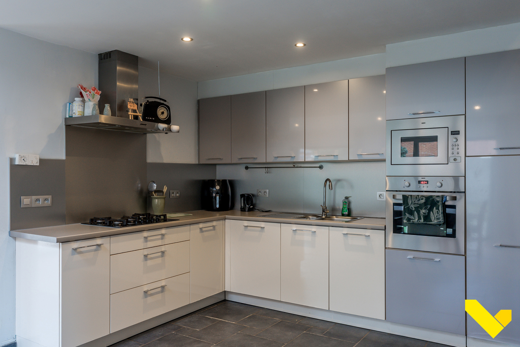 Instapklare ruime gezinswoning op een groot perceel. - foto 5