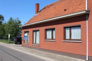 Laagbouw ééngezinswoning met tuin en garage, gelegen in het landelijke Wuustwezel. Alle voorzieningen zoals winkels, scholen,...