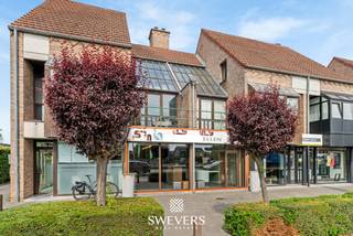Voor meer info en foto’s, surf naar www.swevers.be – Droomt u van een eigen zaak of zoekt u een stijlvolle, instapklare ruimte om uw onderneming verder uit te bouwen? Aan de Kempische Steenweg 378 in Hasselt ontdekt u dit volledig gerenoveerde handelspand van 74 m², waar een verzorgde afwerking, comfort en uitstekende zichtbaarheid samenkomen. Dankzij de ligging langs een drukke invalsweg geniet uw onderneming hier dagelijks van heel wat visibiliteit! De open handelsruimte straalt kwaliteit uit dankzij de vernieuwde ramen en het aanwezige maatwerk. Momenteel ingericht als kapsalon, maar ook interessant voor een beautystudio, praktijkruimte, kantoor of andere commerciële activiteiten, mits de nodige toelatingen. Daarnaast beschikt het pand over een aparte keuken (8,9 m²), een afzonderlijk toilet en een praktische berging (2,9 m²). Met EPC-label A, een asbestveilig attest en lage gemeenschappelijke kosten biedt deze eigendom ook op praktisch vlak heel wat troeven. Publieke parkeerplaatsen bevinden zich vlakbij en twee garageboxen zijn optioneel aan te kopen voor € 35.000. De uitstekende bereikbaarheid maakt het plaatje compleet: openbaar vervoer op 300 meter, winkels en scholen op 450 meter en de autosnelweg op 4,2 km. Een instapklare handelsruimte met tal van mogelijkheden, klaar om uw professionele ambities waar te maken! Ontdek zelf de troeven van dit pand en plan uw bezoek via Swevers Real Estate op 011 255 155. Bron oppervlakte: EPC-verslag.