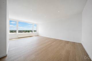 Zevende verdieping, vrij uitzicht, volledig gerenoveerd: dit appartement spreekt voor zich. Boven de daken van Oudergem uittorenend, met een balkon toegankelijk vanuit elke slaapkamer en een lift, bevindt het zich op de grens van de wijken Petillon, Vogelzang en Sint-Julianus, tot de meest gegeerde van Oudergem.<br /><br />Het appartement van 86 m² (volgens het EPC) opent op een ruime inkomhal die de woning natuurlijk structureert. De living met open keuken vangt het licht en geniet van mooi zicht op de stad — op deze hoogte is de horizon vrij en is het ruimtegevoel reëel. Aan de andere kant twee goed proportionele slaapkamers van 13 en 9 m², elk met directe toegang tot het achterbalkon van 8 m² op Noord-West, ideaal voor late namiddagen buiten het zicht van anderen. De doucheruimte integreert een kleine wasruimte, het toilet is apart, en een private kelder vervolledigt het geheel.<br /><br />Keuken, doucheruimte, vloeren, schilderwerk: alles is vernieuwd. U betreedt een instapklare woning, zonder renovatiebudget te voorzien.<br /><br />Handelszaken, scholen (Sint-Julianus, Japanse School) en openbaar vervoer (metro Petillon, bus 34) liggen om de hoek. Een woning even aantrekkelijk als gezinswoning als voor een huurinvestering in een sector met grote vraag.<br /><br />EPC E- · 269 kWh/(m².an) · 52 kg CO₂/(m².an)<br /><br /><strong>Er wordt geen bezoek ingepland zonder voorafgaand telefonisch contact met de agent: +32 471 35 32 42.</strong>