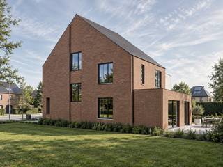 Deze eigendom bevindt zich in een landelijke omgeving nabij de dorpskern van Oordegem, doch is zeer centraal gelegen t.o.v. Aalst en Wetteren. De autosnelweg E40 op- en afritten te Erpe-Mere liggen op een kleine tien minuten rijden met de wagen.<br />Het mooie, quasi rechthoekige perceel, voor halfopen bebouwing heeft een oppervlakte van 613m², met een straatbreedte van 10,13m én een zuidwest georiënteerde tuin.<br />De nieuw te bouwen BEN-woning werd recent vergund en heeft een totale bruikbare vloeroppervlakte van 249m², verdeeld over drie niveau's. De woning zal door de bouwheer opgetrokken worden met kwalitatieve en hedendaagse materialen: een oranje/rode rustieke gevelsteen, zwart buitenschrijnwerk en een zwarte dakpan. De woning wordt VERKOCHT OP PLAN EN ZAL WIND- EN WATERDICHT OPGELEVERD WORDEN. Dit geeft de koper de mogelijkheid de woning naar eigen smaak af te werken.<br />Indeling: inkomhal met vestiairehoekje en traphal, gastentoilet, ruime woonkamer met open keuken, aangrenzend een praktische berging én een garage. De verdieping heeft een master bedroom met dressingruimte, twee kinderkamers, een badkamer en apart toilet. De dakverdieping (+/- 50m²) is toegankelijk via een vaste trap en biedt de mogelijkheid om extra kamers te creëren.<br />De renders van de gevels werden opgemaakt op basis van de bouwplannen en geven dus een realistisch beeld van de nieuwbouwwoning.<br />De vraagprijs wordt opgesplitst in 185.000 euro grondwaarde, onderworpen aan 12% registratierechten en 190.000 euro constructiewaarde, onderworpen aan 21% BTW.<br />MOOIE NIEUWBOUWWONING, AF TE WERKEN NAAR EIGEN SMAAK EN BUDGET, OP GOEDE LOCATIE!!<br />Woongebieden + woonuitbreidingsgebieden, vergunning uitgereikt, verkavelingsvergunning uitgereikt, geen voorkooprecht, geen rechtelijke herstelmaatregel of bestuurlijke maatregel opgelegd. P-score: A, G-score: onbekend, geen risicozone voor overstromingen.<br />U kan de beschikbare attesten bij verkoop downloaden via de website janssens-leroy.be.