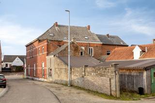 <p>Cette maison entièrement à rénover est idéalement située à Diest, sur un emplacement bénéficiant d’une excellente visibilité. Grâce à sa proximité avec la gare, les grands axes routiers et le centre-ville, cette propriété offre un potentiel exceptionnel tant pour un projet résidentiel que pour une utilisation mixte.</p><p>La vaste surface habitable constitue une base idéale pour ceux qui souhaitent entreprendre un projet de rénovation ambitieux. Les volumes existants permettent de nombreuses configurations et offrent la possibilité de créer une spacieuse habitation familiale adaptée aux besoins actuels.</p><p>La localisation stratégique ouvre également la porte à d’autres projets, notamment pour les personnes souhaitant combiner logement et activité professionnelle. Cette flexibilité constitue un véritable atout pour les acquéreurs en quête d’un bien polyvalent.</p><p>Les espaces intérieurs généreux permettent une réorganisation complète afin de créer un cadre de vie moderne et confortable. Chaque futur propriétaire pourra ainsi adapter le bien à ses propres attentes et projets.</p><p></p><p>À l’arrière de la propriété, un agréable jardin apporte une touche de verdure et offre un espace de détente appréciable. Malgré la situation centrale et visible, cet extérieur permet de profiter d’un environnement calme et privé.</p><p></p><p>La situation à Diest constitue un avantage majeur. Les commerces, écoles, transports en commun, restaurants et autres commodités sont facilement accessibles. Les principaux axes routiers garantissent également des déplacements rapides vers les communes voisines.</p><p>Cette propriété représente une opportunité rare pour les investisseurs, rénovateurs et entrepreneurs à la recherche d’un bien offrant de l’espace, du caractère et un important potentiel de valorisation.</p><p></p><p>En résumé, une maison à rénover bénéficiant d’une excellente visibilité, d’un jardin et d’une vaste surface habitable dans un emplacement stratégique à Diest. Contactez-nous pour découvrir toutes les possibilités qu’offre ce bien.</p>