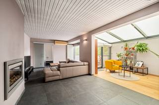 [[ DIT PAND NEEMT DEEL AAN DE ERA OPEN HUIZEN DAG OP 19/9 VAN 11:00 TOT 12:00 ]]
<p><strong>Ben je op zoek naar een ruime woning met handelsruimte, polyvalente ruimte, 2 à 3 slaapkamers én tuin in Erembodegem? Zo Gevonden!</strong></p>

<p>Met een bewoonbare oppervlakte van 272 m² op een perceel van 310 m² biedt deze eigendom heel wat ruimte en mogelijkheden. Dankzij de centrale ligging, nabij winkels, scholen, openbaar vervoer en belangrijke invalswegen, geniet je van een uitstekende bereikbaarheid. Bovendien beschikt de woning over een gunstig EPC-label C (206 kWh/m²/jaar), en centrale verwarming op aardgas.</p>

<p>Op het gelijkvloers vind je een commerciële ruimte van ca. 40 m², ideaal als winkel, kantoor of praktijk, aangevuld met een polyvalente ruimte van 69 m², een hobbyruimte van 10 m², een badkamer met douche, een afzonderlijk toilet en een berging/technische ruimte. Achteraan bevindt zich een aangename tuin van ca. 130 m².</p>

<p>Het woongedeelte bevindt zich op de verdiepingen en omvat een lichtrijke woonkamer, een gezellige zitkamer, een ingerichte keuken, een slaapkamer van 14,9 m², een tweede badkamer met ligbad en een zonnig dakterras. Op de tweede verdieping bevindt zich een ruime slaapkamer van 29,6 m², die eenvoudig kan worden opgesplitst in twee slaapkamers, waardoor de woning over drie slaapkamers kan beschikken.</p>

<p>Een ideale eigendom voor wie wonen en werken wil combineren of op zoek is naar veel ruimte en tal van mogelijkheden. Contacteer ons snel voor een bezoek!</p>