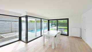 Rustig gelegen villa op korte afstand van het centrum van Knokke. Voorzien van 4 slaapkamers, 1 badkamer, 1 douchekamer en een prachtige tuin met zwembad. <br /><br />Indeling: Inkom met vestiaire en gastentoilet, ruime lichtrijke woonkamer genietend van een mooi zicht op de tuin en het zwembad. keuken voorzien van alle toestellen. Naast de keuken een ruime wasplaats/berging die ook toegang geeft tot de garage. Via de woonkamer en de keuken heeft men toegang tot de tuin voorzien van zwembad. Op het eerste verdiep zijn er 4 slaapkamers en 1 badkamer en 1 douchekamer. Ruime Zolder. Inpandige garage en meerdere staanplaatsen voor de villa !<br /><br />zeker een bezoek waard.