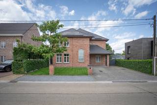 <p>Deze ruime villa is gelegen in het rustige en residentiële Ravels-Eel en biedt een combinatie van comfort, ruimte en functionaliteit. De woning beschikt over een zonnige tuin met meerdere terrassen en tal van praktische voorzieningen.</p>
<p><strong>Gelijkvloers<br /></strong>Bij het betreden van de woning komt u terecht in een ruime inkomhal met gastentoilet. Vanuit de inkom is er toegang tot een extra kamer aan de rechterzijde, ideaal als bureau, hobbyruimte of gelijkvloerse slaapkamer.</p>
<p>Vanuit de inkomhal vertrekt een mooie, statige trap van natuursteen die de woning een elegante uitstraling geeft en leidt naar de bovenverdieping.</p>
<p>De inkomhal geeft verder toegang tot de lichte en ruime leefruimte(ca. 70m2), waar een warme houten parketvloer en een sfeervolle gashaard met schouw zorgen voor een gezellige en huiselijke sfeer. Dankzij de grote schuifpui geniet u van een directe connectie met het overdekte terras, wat binnen en buiten mooi met elkaar verbindt.</p>
<p>Aansluitend aan de leefruimte bevindt zich de volledig uitgeruste keuken met tegelvloer, voorzien van alle comfort: Bosch vaatwasser (2026), Pelgrim inductiekookplaat (2026), combi-oven, Boretti Amerikaanse koelkast, voldoende kastruimte en een praktische indeling.</p>
<p>Vanuit de keuken komt u in de bijkeuken met ingemaakte kasten, aansluitingen voor wasmachine en droogkast, een waskoker en extra toilet met wastafel. Ook de meterkasten zijn hier netjes geïntegreerd.</p>
<p><strong>Eerste verdieping<br /></strong>Op de eerste verdieping bevindt zich een ruime nachthal. Hier zijn vier ruime slaapkamers en twee badkamers. De eerste badkamer is uitgerust met een inloopdouche, wastafel en toilet. <br /><br />De master bedroom vormt een echte private suite met een dressing, eigen badkamer en een overdekt terras. De ensuite badkamer is voorzien van een dubbele wastafel, douche, toilet, bubbelbad en een waskoker.</p>
<p><strong>Zolder<br /></strong>Via een vaste trap bereikt u de zolderverdieping, een uitzonderlijk ruime open ruimte die meteen indruk maakt zodra u binnenstapt. Deze indrukwekkende verdieping voelt aan als een volwaardige extra leefverdieping en is polyvalent inzetbaar als extra slaapkamers, hobbyruimte, bureau of speelruimte.</p>
<p><strong>Buitenruimte<br /></strong>De woning beschikt over een aangename en onderhoudsvriendelijke buitenomgeving met o.a. een overdekt terras aan de leefruimte, zonnige tuin, elektrische toegangspoort, buitenverlichting, regenwaterput, dubbele carport, garage en tuinhuis.</p>
<p>Daarnaast is de woning uitgerust met zonnepanelen en zijn er screens aanwezig.</p>
<p><strong>Troeven op een rij:<br /></strong>- Ruime villa met 4 à 5 slaapkamers<br />- 2 badkamers<br />- Master suite met dressing, badkamer en terras<br />- Uitzonderlijk ruime multifunctionele zolder<br />- Zonnepanelen<br />- Dubbele carport, garage en veel bergruimte<br />- Overdekte terrassen en zonnige tuin<br />- Rustige ligging in Ravels-eel<br />- Alarminstallatie aanwezig<br /><br />De woning is momenteel verhuurd.<br /><br />Voor meer informatie of een bezichtiging kunt u contact opnemen met ons kantoor via: +32 (0) 14 65 03 79 of mail naar info@verlouwvastgoed.be.<br /><br />Vermelde oppervlakten/afmetingen zijn indicatief. Oppervlakte conform EPC.<br />Stedenbouwkundige inlichtingen in aanvraag. Gmo in aanvraag.</p>