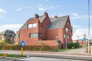 Dit instapklare appartement met 2 slaapkamers bevindt zich in het centrum van Onze-Lieve-Vrouw-Waver. Het appartement is gelegen op de...