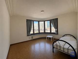 <p><span>Informations sur l'appartement</span></p><p><span>Situé au 64 Plantin en Moretuslei, cet appartement meublé bénéficie d'un emplacement idéal, avec des liaisons rapides vers le centre-ville, les transports en commun, les commerces, les écoles et les principales voies d'accès. Situé au deuxième étage, il offre une surface habitable généreuse. En entrant dans l'appartement, vous découvrez un espace de vie spacieux et lumineux qui offre de nombreuses possibilités d'aménagement confortable. À côté se trouve une cuisine spacieuse avec suffisamment de place pour tous vos besoins quotidiens. L'appartement dispose en outre de pas moins de quatre chambres à coucher à part entière, ce qui le rend idéal pour les familles nombreuses, la colocation ou ceux qui souhaitent disposer d'un espace supplémentaire pour un bureau ou une salle de loisirs. La salle de bains est aménagée de manière pratique et équipée de tout le confort nécessaire. La machine à laver et le sèche-linge font également partie de l'équipement de l'appartement. Grâce à son agencement spacieux, à sa situation centrale et au nombre de chambres, cet appartement constitue une excellente opportunité de logement pour ceux qui recherchent beaucoup d'espace à Anvers.</span></p><p><span> </span></p><p><span>Agencement</span><span> </span></p><ul><li><span>Hall d'entrée donnant accès à toutes les pièces de l'appartement. </span></li><li><span>Pièce à vivre spacieuse et lumineuse offrant suffisamment d'espace pour un salon et une salle à manger confortables. </span></li><li><span>Grande cuisine séparée avec de nombreux plans de travail et de rangements. </span></li><li><span>Quatre chambres à coucher spacieuses, adaptées à une famille ou à une colocation.</span></li><li><span>Salle de bains équipée d'une baignoire/douche, d'un lavabo et d'un raccordement pour une machine à laver.</span></li><li><span>Toilettes séparées. </span></li><li><span>Situé au deuxième étage d'un immeuble bien entretenu.</span></li><li><span> </span></li></ul><p><span>Conditions de location </span></p><ul><li><span>Loyer : 2 300 EUR/mois.</span></li></ul><ul><li><span>Disponibilité : Disponible immédiatement pour 6 mois</span></li><li><span>Caution : 3 mois</span></li><li><span>Compteurs individuels pour l'électricité et le gaz, compteur collectif pour l'eau.</span></li></ul><p><span> </span></p><ul><li><span>Établissement de l'état des lieux d'entrée : 250 EUR HT, à la charge des deux parties.</span></li></ul><p><span> </span></p><p><span>Immeuble</span></p><ul><li><span>Ascenseur présent.</span></li><li><span>Interphone disponible.</span></li></ul><p><span> </span></p><p><span>Situation</span></p><ul><li><span>Situation centrale sur la Plantin en Moretuslei. </span></li><li><span>Accès facile au centre-ville et au périphérique d'Anvers.</span></li><li><span> Liaisons en tram, bus et train accessibles à pied. </span></li><li><span>Commerces, supermarchés et restaurants à proximité immédiate. </span></li><li><span>À proximité d'écoles, d'installations sportives et d'autres commodités. </span></li></ul><p><span> </span></p><p><span>*Les informations contenues dans cette brochure sont fournies à titre indicatif : il appartient aux candidats locataires de se charger eux-mêmes de l'obtention, de la vérification et de l'interprétation de ces informations.</span></p><p><span> </span></p><p><span> </span></p>
