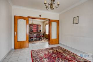 Op een zéér rustige locatie te Itegem met grens Berlaar-Heikant, treffen we deze te renoveren halfopen bebouwing met 2 slks en vrijstaande garage.<br /><br />Deze kindvriendelijke gelegen woning bevindt zich nabij het provinciaal groendomein ‘de Averegten’ en tevens kortbij centra wat ervoor zorgt dat winkels, scholen en openbaar vervoer binnen handbereik zijn. De combinatie tussen rust en bereikbaarheid maakt dat de woning gunstig gelegen is voor woon- werkverkeer, met directe verbindingen naar omliggende gemeenten waar er verdere connecties mogelijk zijn.<br /><br />We betreden de woning langs de voordeur. Vervolgens geeft de inkomhal ons toegang tot de leefruimte met zithoek en eetplaats. Vanuit de eetplaats is er enerzijds connectie met de bergkelder en anderzijds met de keuken. De keuken geniet voldoende kastruimte alsook ontbijtgelegenheid. Tevens geeft ze een doorgang tot de achterliggende berging met inpandige wasplaats, douche en toilet. Terug in de keuken, biedt de zijdeur toegang tot het overdekte terrasje. Terug in de inkomhal geeft de trap ons toegang tot het 1 ste verdiep. Hier bevinden zich 2 zéér ruime slaapkamers.<br /><br />Bijkomend beschikt de woning over een vrijstaande garage en is er een kleine stadstuin aanwezig.<br /><br />Bent u ook opzoek naar een woning die u volledig kan inrichten naar eigen smaak en voorkeur op een unieke toplocatie te Itegem? Kom dan de mogelijkheden van deze veelzijdige woning snel ontdekken tijdens een bezoek ter plaatse.
