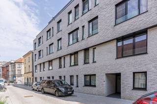 LIGGINGDit recente appartement (2020) is gelegen in een rustige residentiële straat midden in het historisch hart van Gent. Hier heeft u alles...