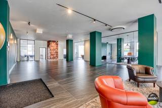 Strategisch gelegen aan het Leopoldplein, op de kleine ring rond Hasselt. Deze kantoorruimte is zeer centraal gelegen vlakbij de E313 en diverse toegangswegen. Het centrum, het station en openbaar vervoer bevinden zich op wandelafstand.  <br /> <br />Deze kantoorruimte heeft een oppervlakte van ca. 328 m² en werd in 2023 volledig gerenoveerd en voorzien van alle comfort. De ruimte is praktisch ingedeeld met ev. mogelijkheid tot het plaatsen van een balie. Er zijn 3 ruime, afzonderlijke kantoorruimtes die vrij in te delen zijn. De ruimte werd volledig gestript en opnieuw ingericht, zo werden onder meer nieuwe keramische vloeren geplaatst, airconditioning (warmen/koelen), plafonds, verlichting, toiletten, kitchenette, ramen en buitengevel... vernieuwd. <br /><br />Er is een rechtstreekse toegang naar de ondergrondse parking met 7 ondergrondse parkeerplaatsen.<br /><br />Zijdelings van het gebouw kunnen er ook enkele parkings gehuurd worden.<br /><br />Enkele PLUSPUNTEN nog eens op een rijtje :<br />+ Kwalitatieve afwerking<br />+ Airco<br />+ Gelegen vlakbij het station<br />+ Energielabel B<br />+ Ruimte met tal van mogelijkheden<br />+ Indien gewenst kan het meubilair overgenomen worden<br /><br />Bent u op zoek naar een kantoorruimte met een absolute zichtlocatie vlakbij het station? Contacteer dan Stephanie Odeurs (0474-73 64 84 of stephanie@vestio.com) voor bijkomende inlichtingen of een plaatsbezoek.