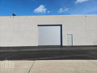 Uitstekend gelegen nieuwbouw <strong>KMO-unit van 675 m² te huur,</strong> op slechts 450 m van de op- en afrit 10 <strong>Beernem </strong>van de E40.<br /><br />De opslagruimte beschikt over een vrije hoogte van 6 m en is toegankelijk via een automatische sectionale poort met een aparte toegangsdeur. Daarnaast is de loods uitgerust met een lichtstraat met rookluik, de nodige elektriciteitsvoorzieningen en energiezuinige LED-verlichting.<br /><br />Op het terrein is ruime parkeer- en manoeuvreerruimte voorzien. Beschikbaar vanaf september 2026.<br />De ruimte is geschikt voor zowel <strong>opslag als uitvoeren activiteiten</strong>.<br />Tevens is het mogelijk om andere oppervlaktes te huren.<br /><br />Contacteer <strong>PANORAMA B2B</strong> voor bijkomende (technische) inlichtingen, plannen of een vrijblijvend plaatsbezoek via <strong>0479 01 70 70</strong>.