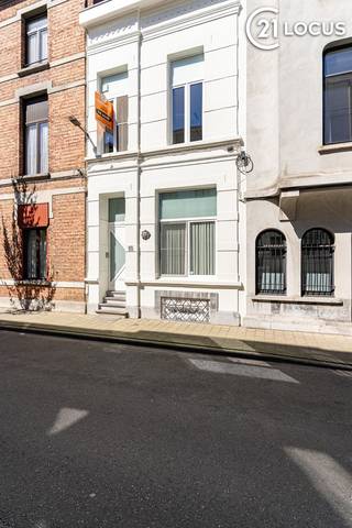 ocated in one of Antwerp’s most charming and desirable neighborhoods, this characterful townhouse at Arendstraat 15 is a unique opportunity. Set...