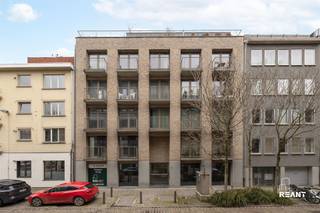 <h2><span>Twee kantoren te koop Kribbestraat 3, 2000 Antwerpen</span></h2><p><span>Bent u op zoek naar een nieuwe werkruimte op een toplocatie in Antwerpen?<br />Aan de Kribbestraat 3 bieden wij een gelijkvloerse kantoorruimte van maar liefst </span><span>195 m²</span><span> te koop aan.</span></p><p><span>Deze eigendom bestaat uit twee samengevoegde kantoorruimtes (KO1 en KO2) met een totale oppervlakte van </span><span>90 m² + 105 m²</span><span> en vormt de ideale uitvalsbasis voor ondernemingen die op zoek zijn naar een comfortabele, functionele én representatieve werkomgeving.</span></p><p><span> </span></p><h3><span>Bijzonderheden:</span></h3><p><span>* Gelijkvloerse ligging</span></p><p><span>* Totale oppervlakte van 195 m²</span></p><p><span>* Drie autostaanplaatsen + kelder inbegrepen in de prijs</span></p><p><span>* Aangenaam terras en tuin</span></p><p><span>* Rustige, maar centrale ligging</span></p><p><span>* AAA-locatie nabij openbaar vervoer en velostation</span></p><p><span>* Vlot bereikbaar met wagen én openbaar vervoer</span></p><p><span> </span></p><p><span>De combinatie van een professionele werkruimte met een terras en tuin zorgt voor een perfecte balans tussen productiviteit en ontspanning. Dankzij de centrale ligging bevindt u zich op een strategische locatie in Antwerpen, met uitstekende bereikbaarheid en ruime parkeermogelijkheden.</span></p><p><span>Deze eigendom is een uitstekende opportuniteit voor ondernemers of investeerders die willen investeren in kwalitatief vastgoed op een sterke locatie.</span></p><p><span> </span></p><p><span>Voor meer informatie of het plannen van een bezichtiging:<br />info@reant.be<br />03 283 06 06</span></p><p><span> </span></p>